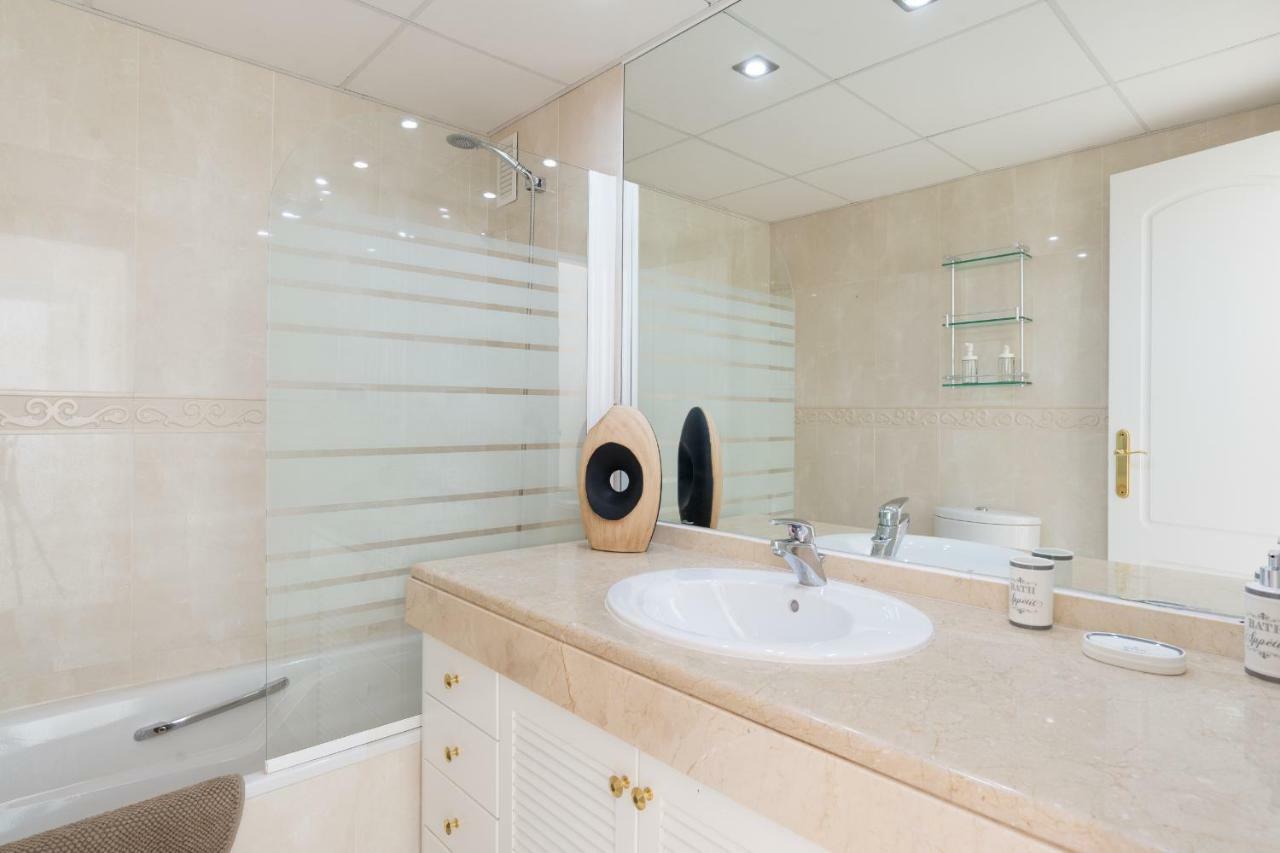 Luxury Duplex- 7 Minutes From The Beach ตอร์เรโมลิโนส ภายนอก รูปภาพ