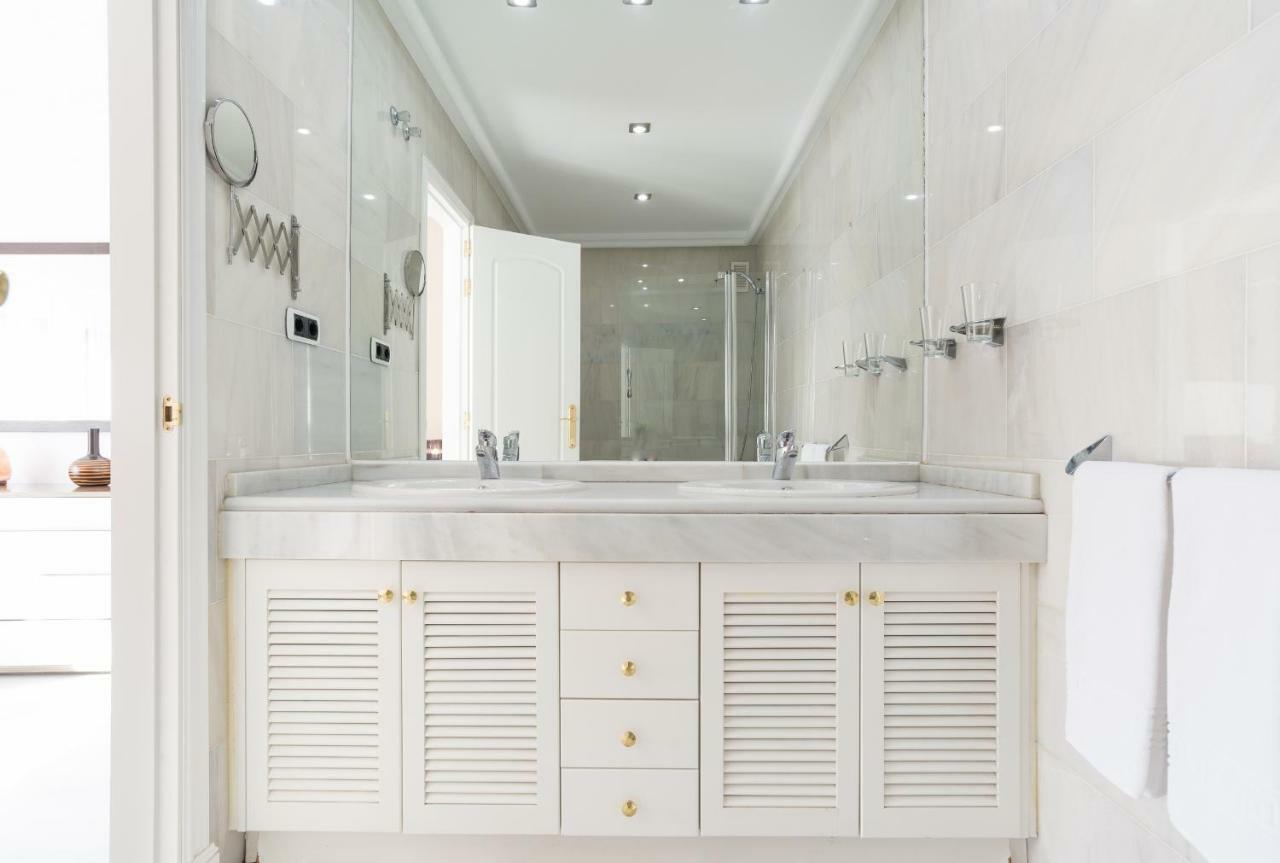 Luxury Duplex- 7 Minutes From The Beach ตอร์เรโมลิโนส ภายนอก รูปภาพ